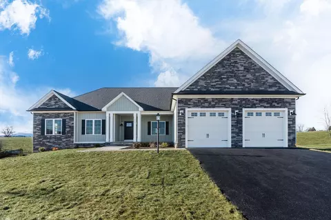 453 Peterson Ln, Waynesboro, VA 22980