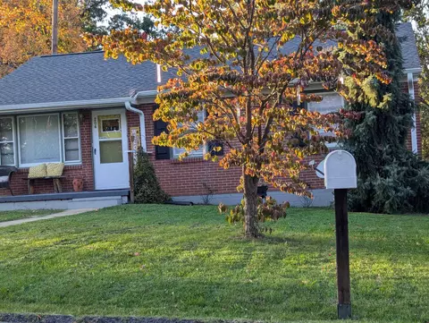206 Surrey Rd, Staunton, VA 24401