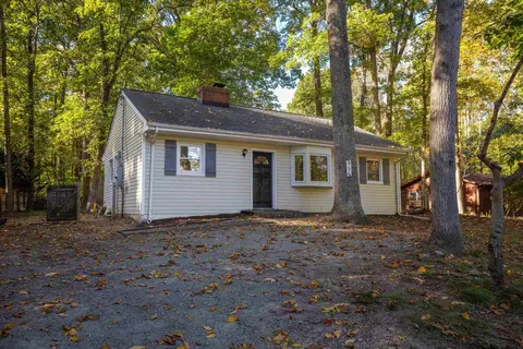 596 N Lakeshore Dr N, Louisa, VA 23093