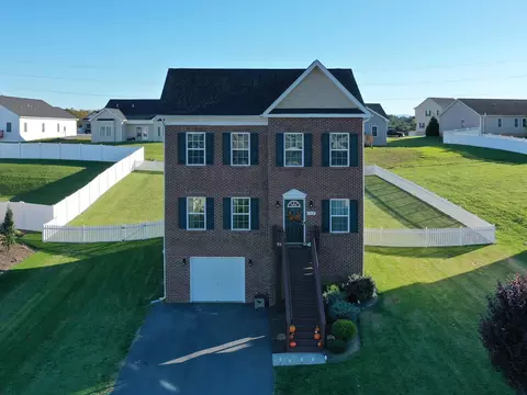 908 Waterton St, Staunton, VA 24401