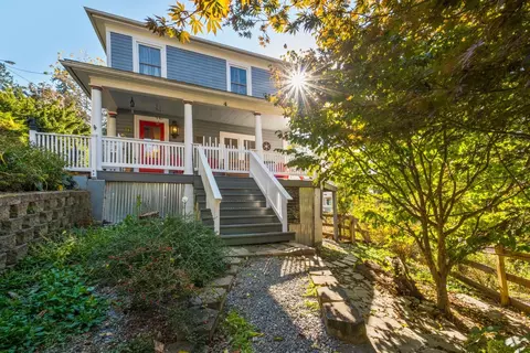 4 Sears Hill Rd, Staunton, VA 24401