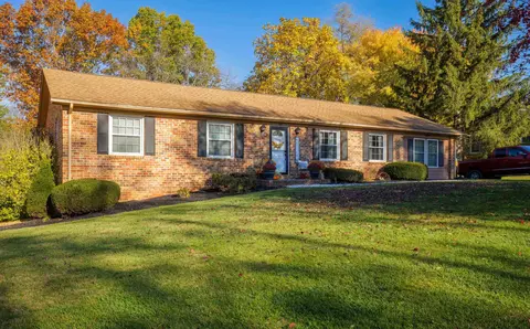 114 Berry Farm Rd, Staunton, VA 24401