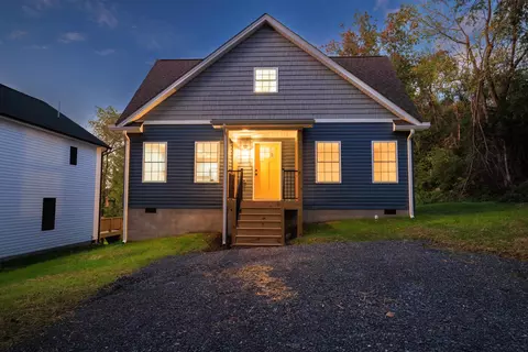 826 Maryland Ave, Waynesboro, VA 22980