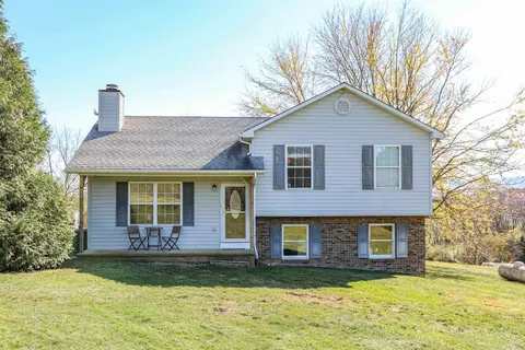 230 Hilltop Dr, Staunton, VA 24401