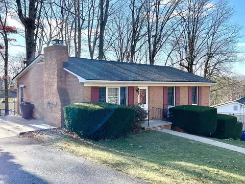 908 Crestwood Dr, Staunton, VA 24401