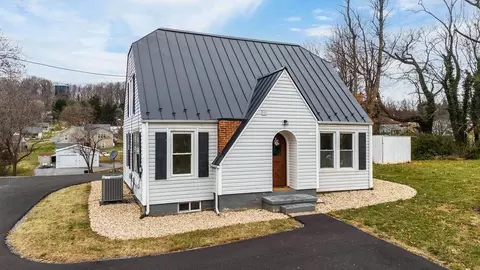 529 Lee Jackson Hwy, Staunton, VA 24401