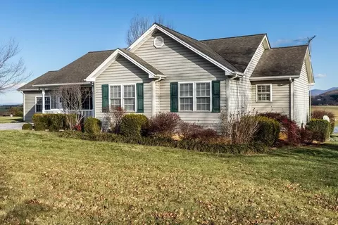 11 Early Vista Ln, Staunton, VA 24401