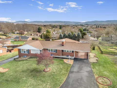 81 Avon Ave, Waynesboro, VA 22980