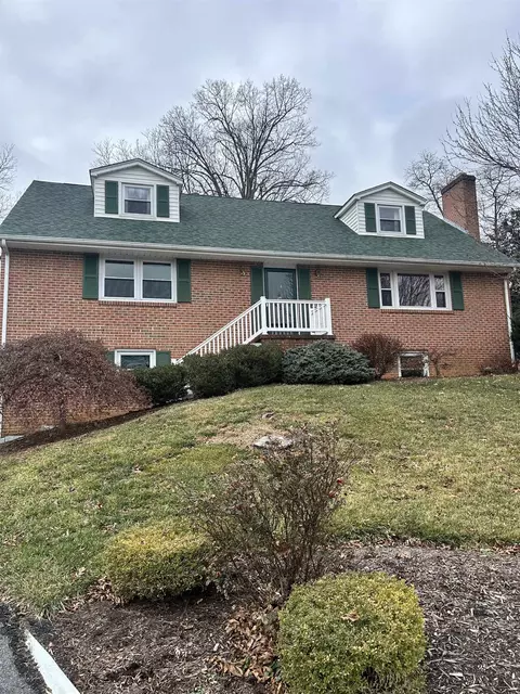 908 Ridgecrest Cir, Staunton, VA 24401