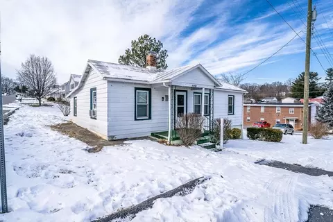 2402 Hickory St, Staunton, VA 24401