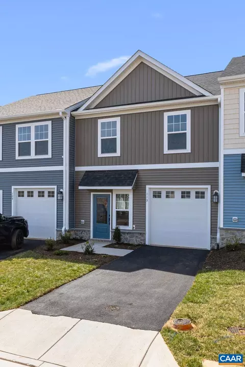 309 Ridgeline Dr, Waynesboro, VA 22980