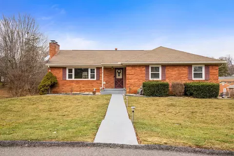 201 Burnley Dr, Staunton, VA 24401