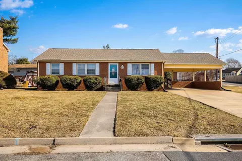 902 Dogwood Cir, Waynesboro, VA 22980