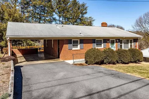 204 Garland Dr, Staunton, VA 24401