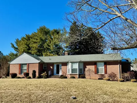 112 Rose Hill Cir, Staunton, VA 24401