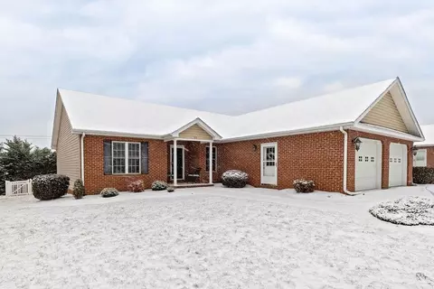 123 Red Oak Dr, Staunton, VA 24401