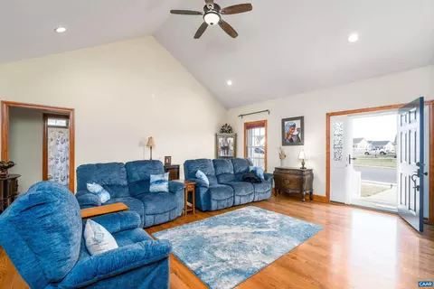 125 Stone Dr, Stuarts Draft, VA 24477 photo 11
