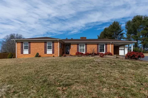 2208 Davis Rd, Waynesboro, VA 22980