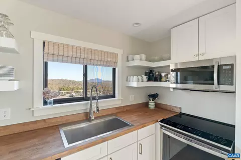 Kitchen - 24981 Blue Ridge Pkwy, Vesuvius, VA 24483 photo 2 of 3