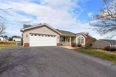 74 Longview Cir, Fishersville, VA 22939
