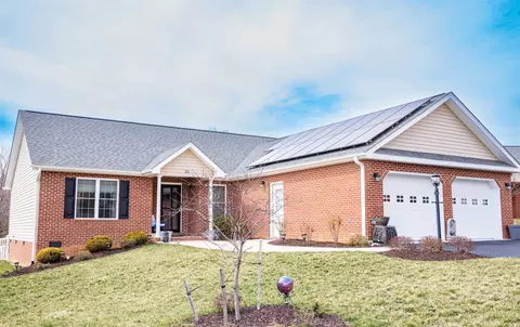 23 Oak View Dr, Staunton, VA 24401