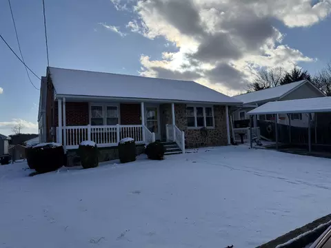 2004 Third St, Staunton, VA 24401