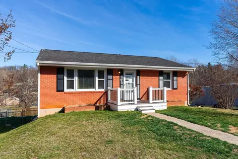 5 Bessie Weller Dr, Staunton, VA 24401