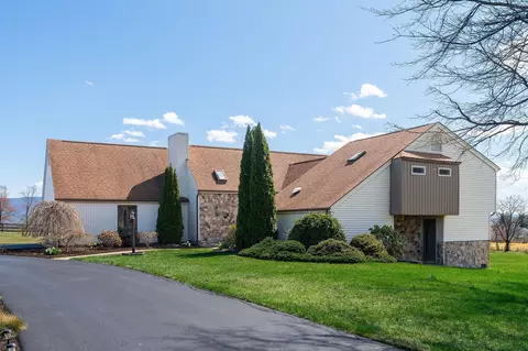 269 Foxfield Dr, Staunton, VA 24401