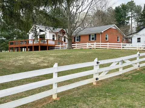 301 Guthrie Rd, Stuarts Draft, VA 24477 photo 2