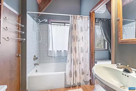 Bath - 19 Hawks Pl, Palmyra, VA 22963 photo 3 of 5