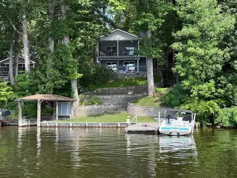 1249 N Lakeshore Dr N, Louisa, VA 23093