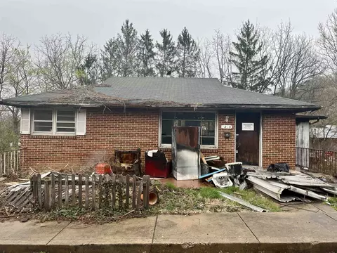 1205 Burnett St, Staunton, VA 24401