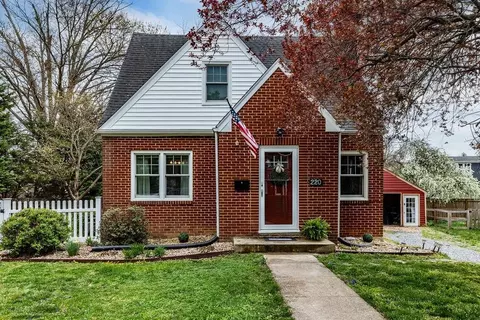 220 Dupont Cir, Waynesboro, VA 22980