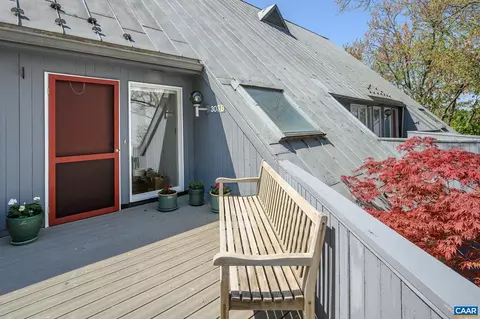 303 NW 2nd St NW #B, Charlottesville, VA 22902