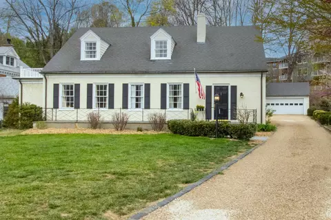 1622 N Augusta St N, Staunton, VA 24401