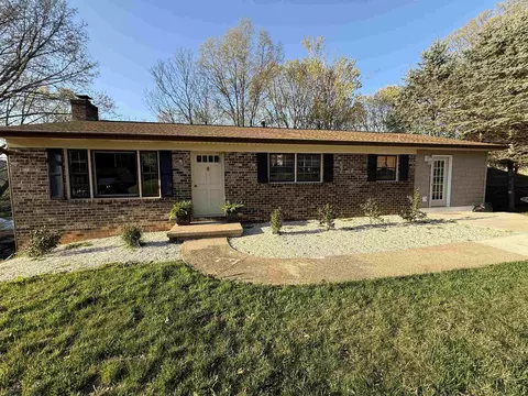 696 Gloria Pl, Staunton, VA 24401