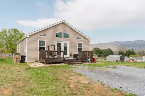809 8th St, Shenandoah, VA 22849