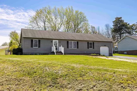 2 Singing Pines Ln, Staunton, VA 24401