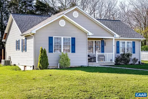 11 Falcon Ln, Weyers Cave, VA 24486