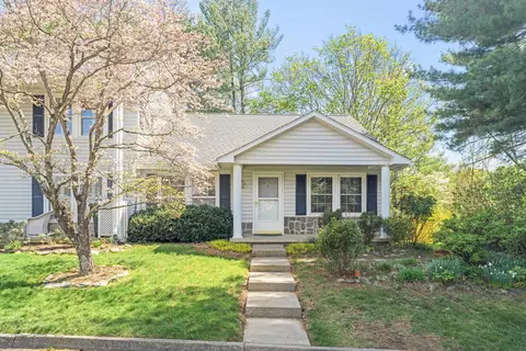 1 Shannon Pl, Staunton, VA 24401
