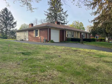 812 Hillcrest Dr, Staunton, VA 24401