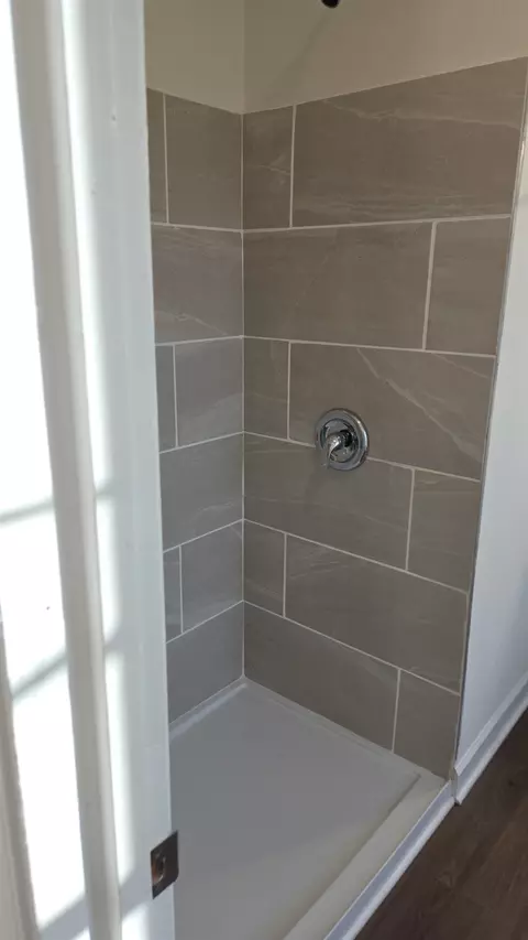 Bath - 307 2nd St, Shenandoah, VA 22849 photo 5 of 7
