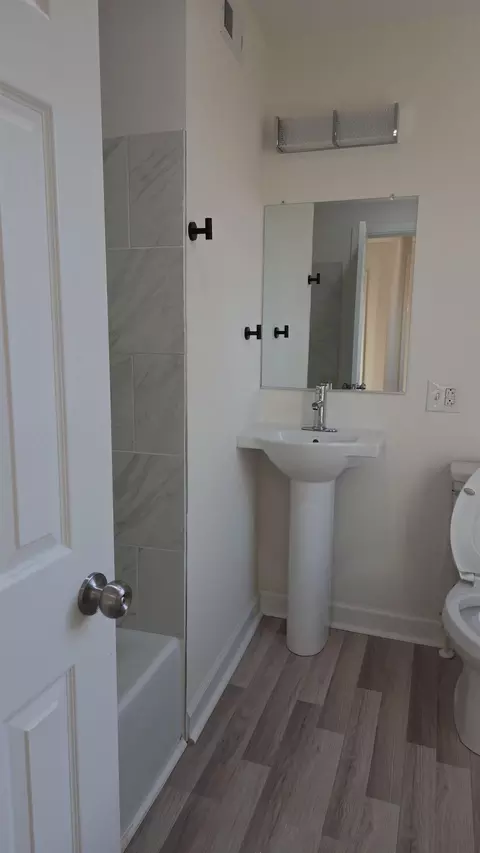 Bath - 307 2nd St, Shenandoah, VA 22849 photo 2 of 7