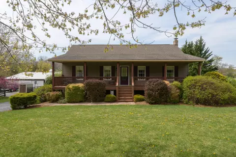 1041 Patton Farm Rd, Stuarts Draft, VA 24477