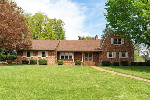 812 Meadowbrook Rd, Waynesboro, VA 22980