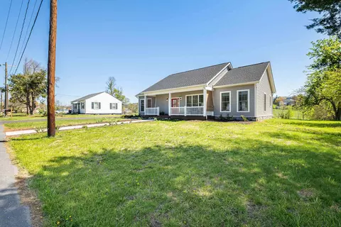 Exterior - 512 E College St E, Bridgewater, VA 22812 photo 3 of 14