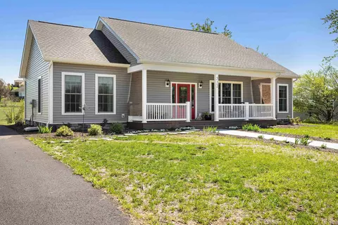 Exterior - 512 E College St E, Bridgewater, VA 22812 photo 4 of 14