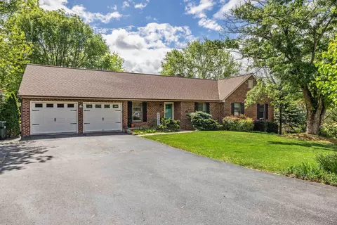 812 Lammermoor Dr, Staunton, VA 24401