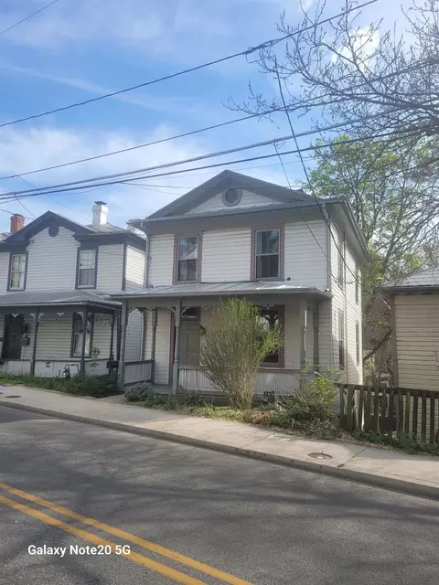 940 W Beverley St W, Staunton, VA 24401