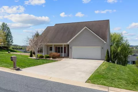 320 Rayann Ln, Broadway, VA 22815